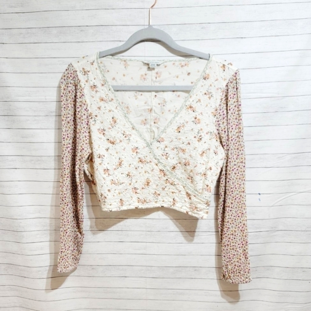 AE LONG SLEEVE FLORAL CROP TOP, SZ MEDIUM